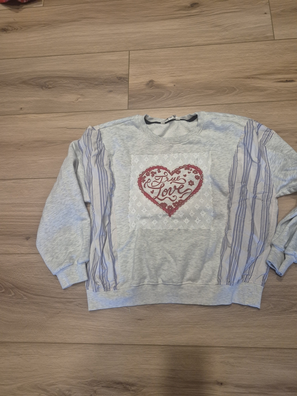 Maeve Light Gray Crewneck Sweatshirt with Red Heart 'True Love' Graphic Size M
